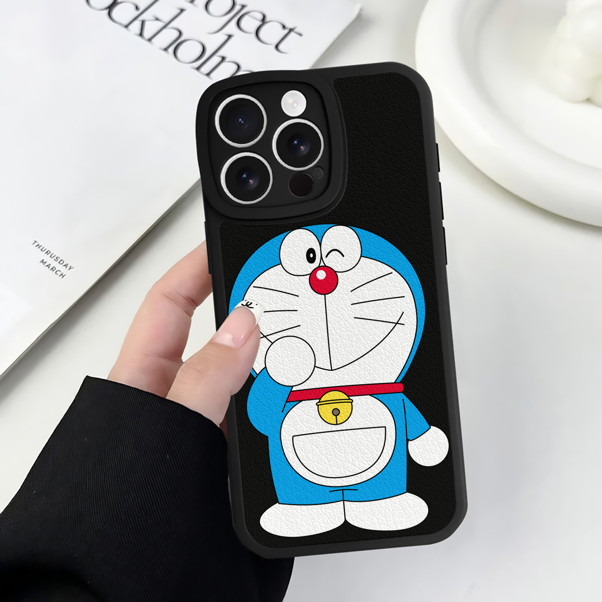 （画像用） ドラえもん Doraemon 【iPhone 16シリーズ対応】シリコンスマホケース（レザー調） 材質：シリコン